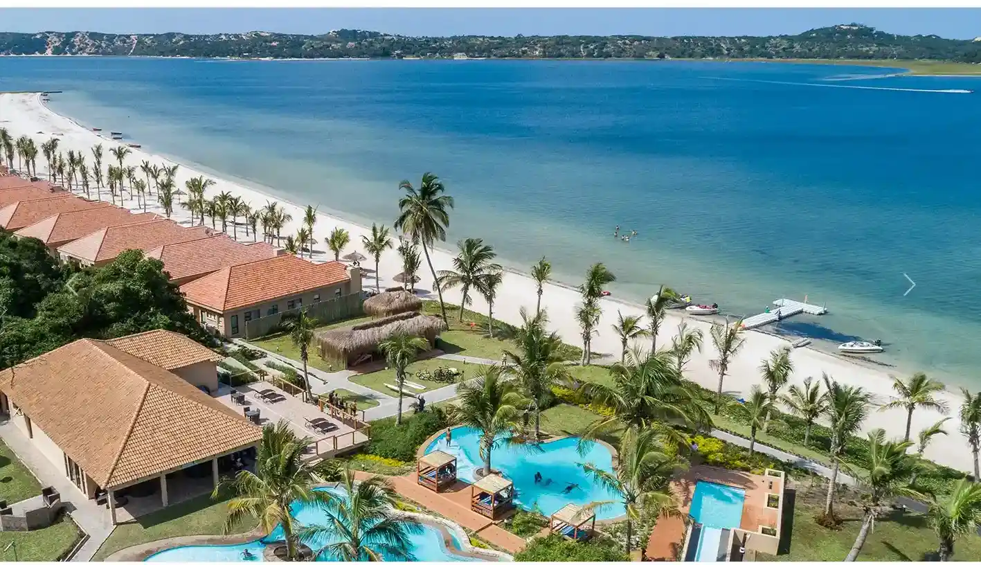 vue aérienne d'un hotel en bord de lagune