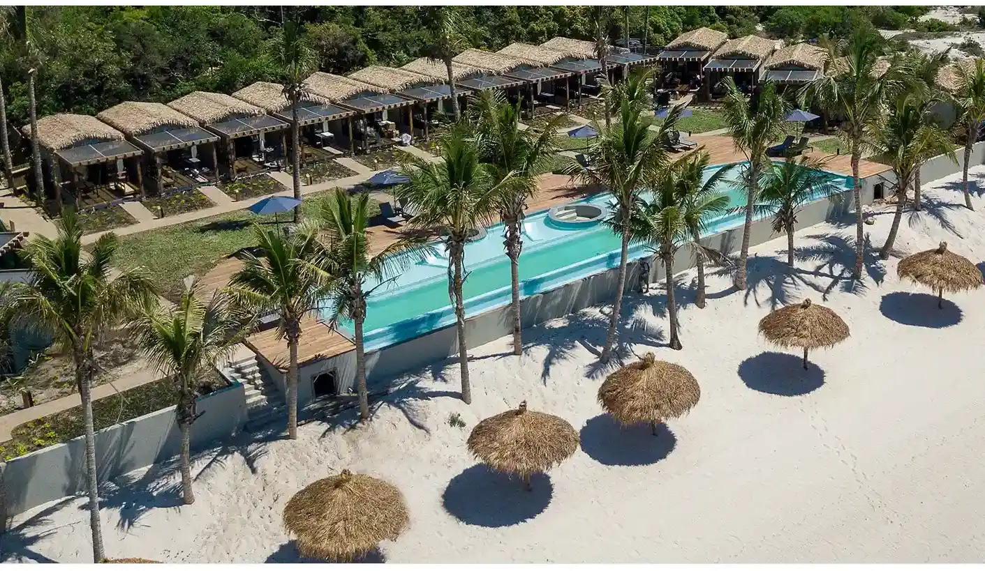 vue aérienne inversée d'un hotel en bord de lagune