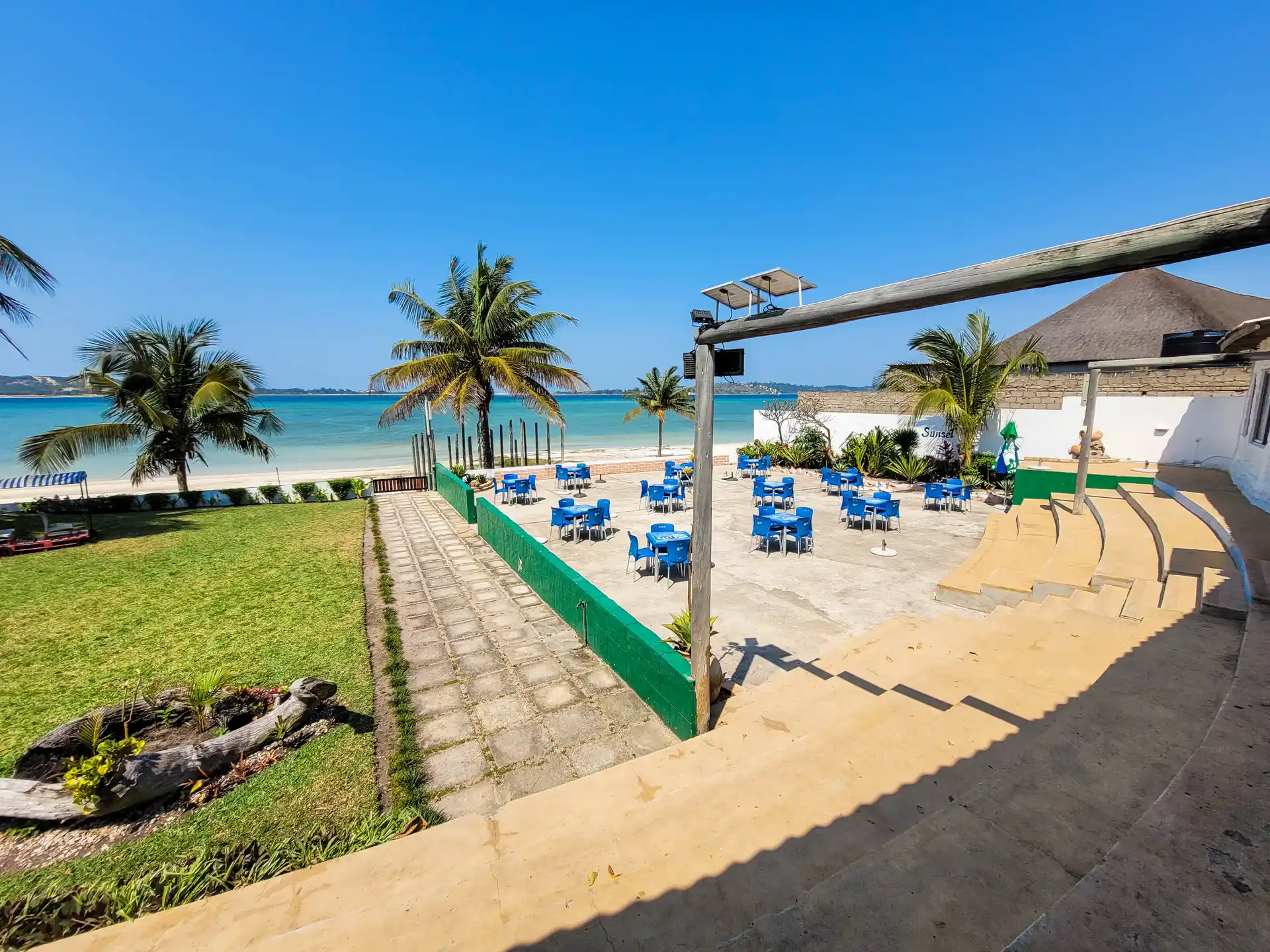 terrasse d'un' restaurant en bord de lagune paradisiaque