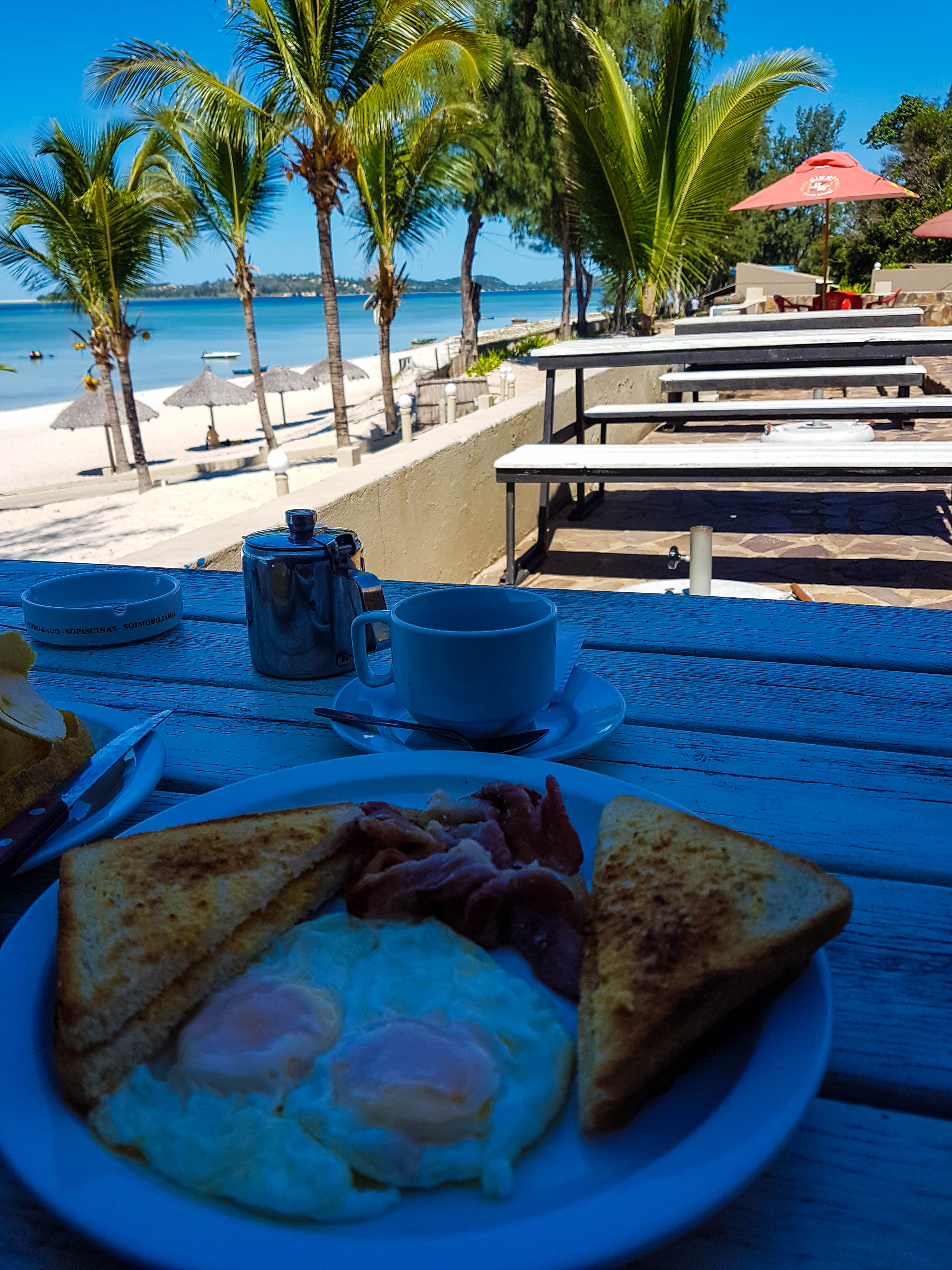 Petit-déjeuner face à la lagune au restaurant du Palmeiras