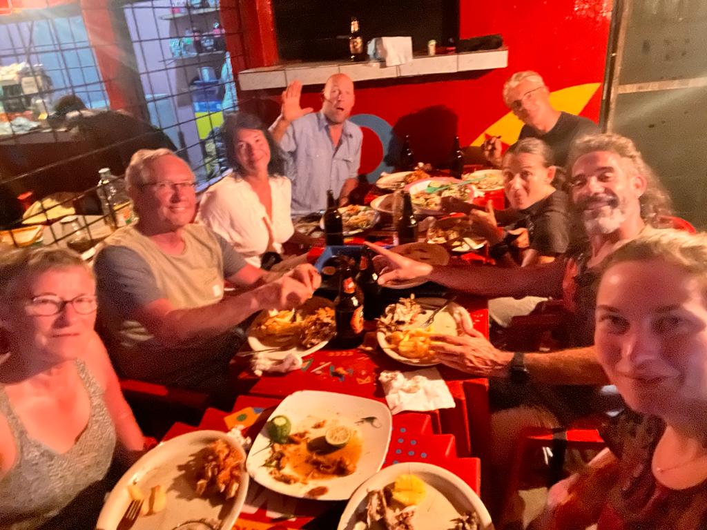 Groupe de riders au restaurant à Bilene
