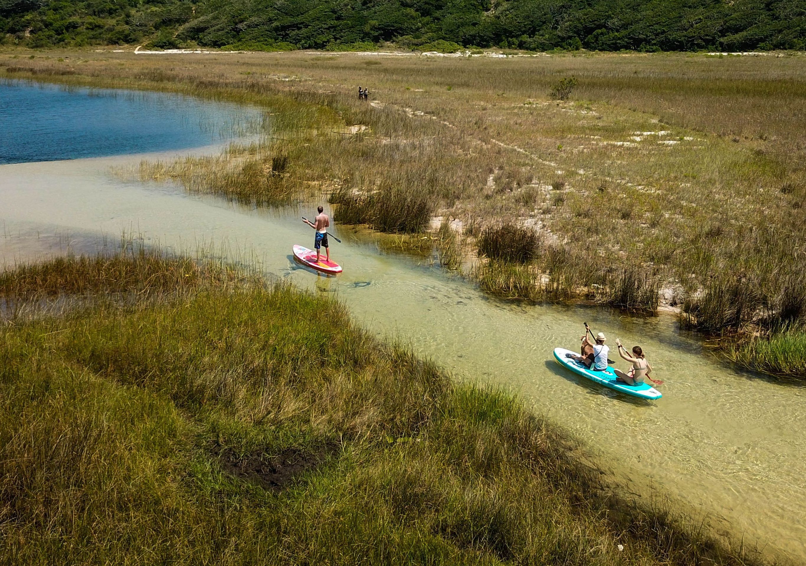 photo de paddle board sur une rivière