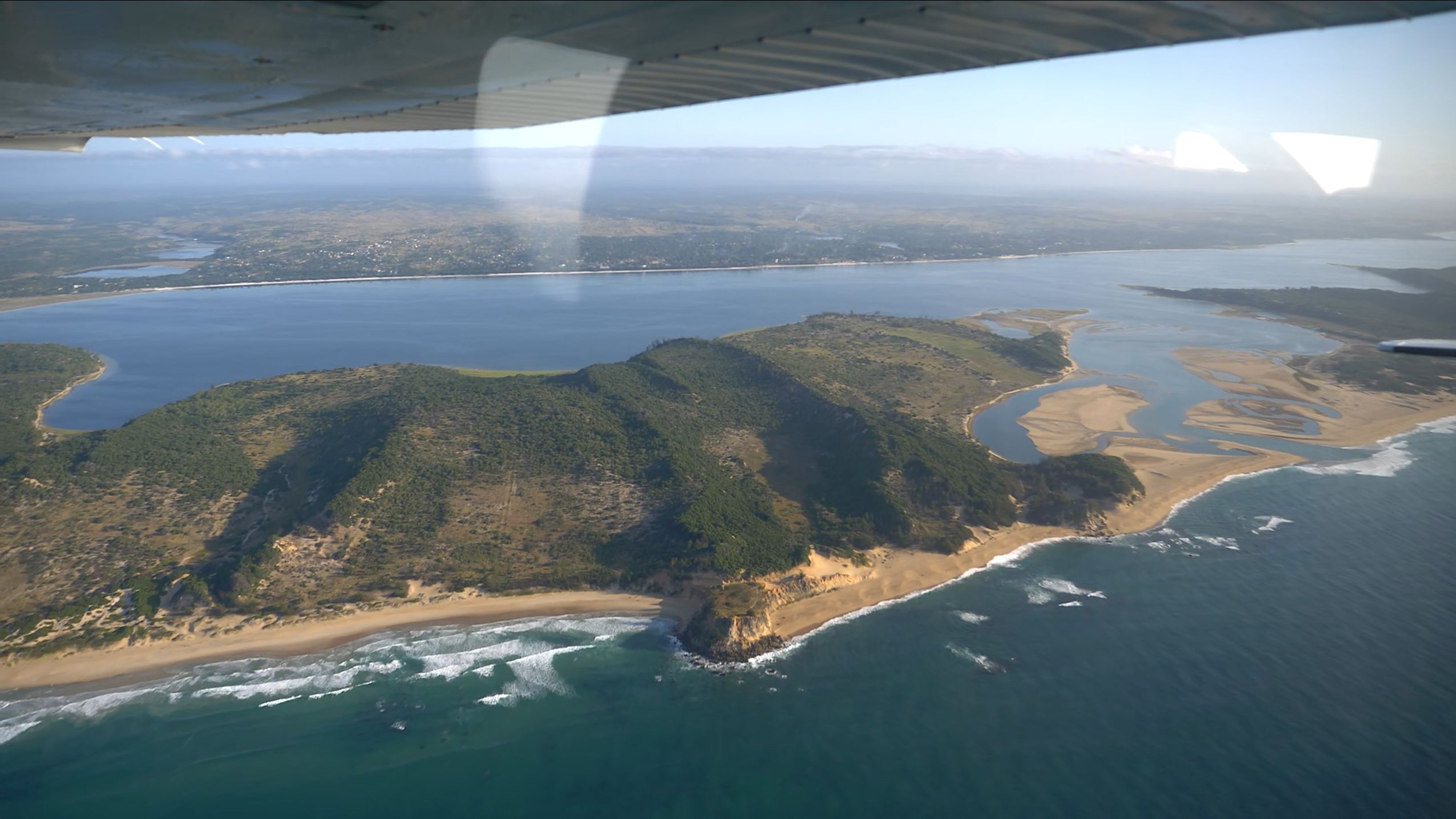 La lagune de Bilene vue depuis le Cessna au petit matin